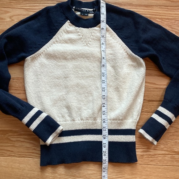 Cute sporty Veronica Beard sweater - Picture 6 of 9